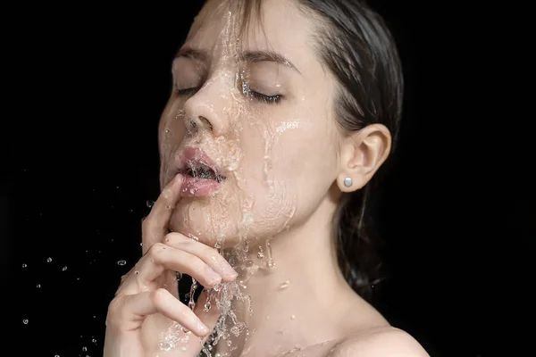 Salpicaduras de agua en la cara de las mujeres —  Fotos de Stock