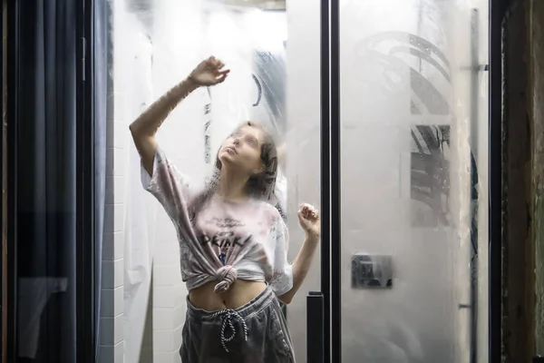 Mujer está dibujando en puerta de cristal —  Fotos de Stock