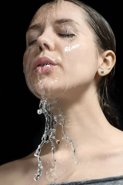 Wasser spritzt auf das Gesicht der Frau — Stockfoto