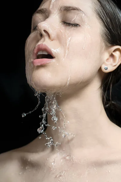 Des éclaboussures d'eau sur le visage des femmes — Photo