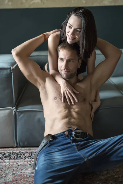 Sexy abbracciare coppia — Foto Stock
