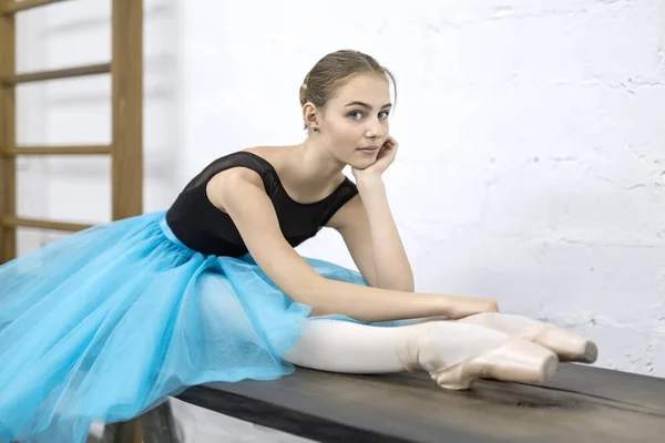 Балерина сидит на столе — стоковое фото