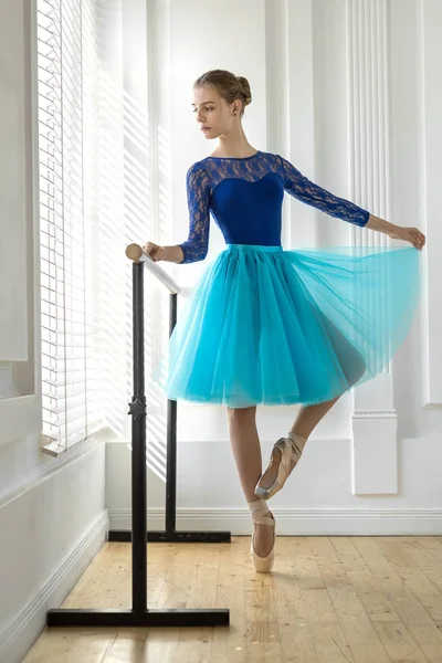 Ballerina is training op barre — Stockfoto