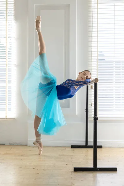 Bailarina está entrenando en barra — Foto de Stock