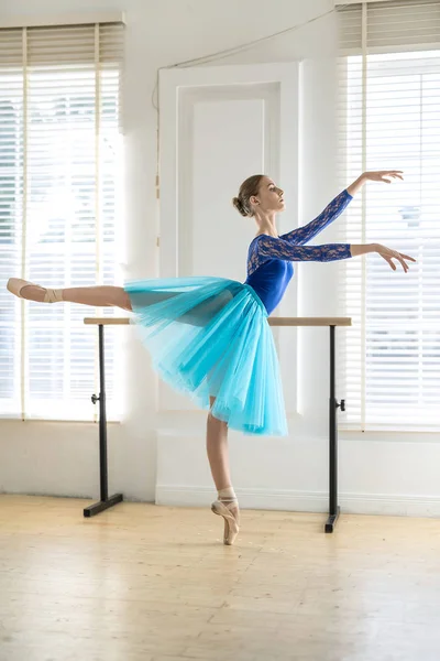 Bailarina está entrenando en la sala — Foto de Stock