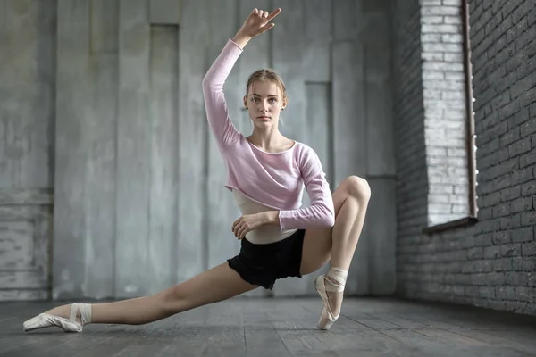 Ballerina posa in studio — Foto Stock