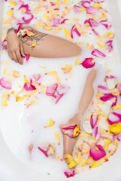 Tatuażem dziewczyna relaks w wannie — Zdjęcie stockowe