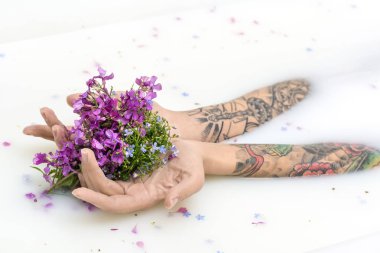 Kızlar elleriyle dövmeler ve çiçekler