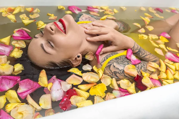 Τατουάζ κορίτσι ποζάρουν στο μπάνιο — Φωτογραφία Αρχείου
