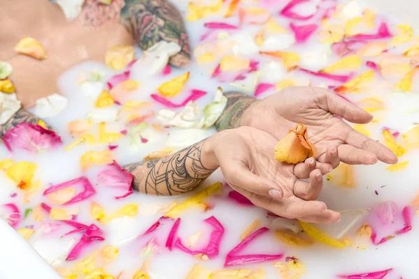 Chica tatuada relajándose en el baño — Foto de Stock