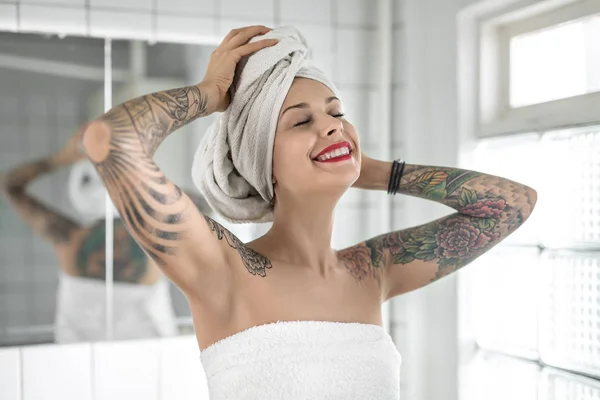 Tetovaný dívka v koupelně — Stock fotografie
