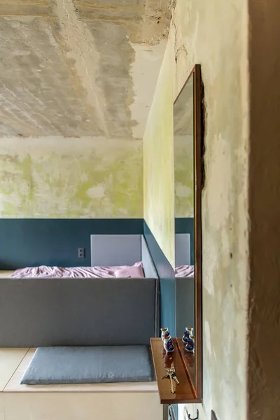 Спальня в мансарде — стоковое фото