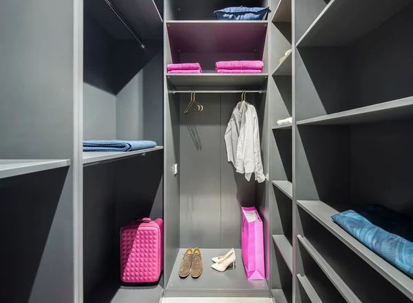 Elegante moderno walk-in closet — Fotografia de Stock