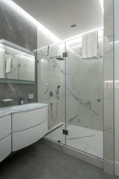 Светлая ванная комната в современном стиле — стоковое фото