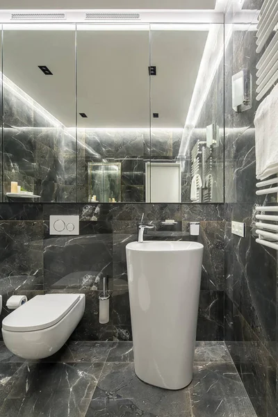 Lavabo de luxo em estilo moderno — Fotografia de Stock