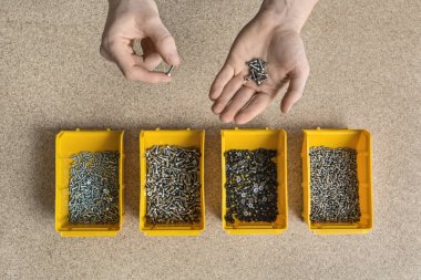 Vida ve erkek el ile plastik kutular