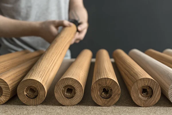 Человек берет деревянную заготовку — стоковое фото