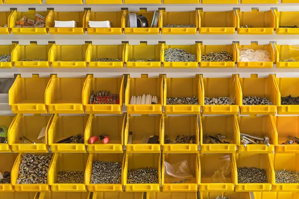 Cajas amarillas de plástico con instrumentos en la pared — Foto de Stock