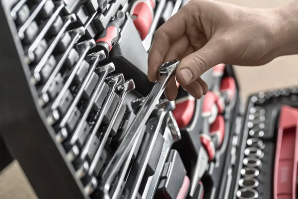 Açık araç kutusu ve erkek el