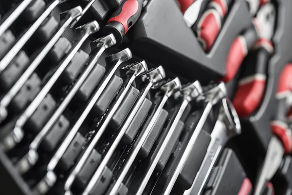Boîte à outils avec instruments noir-rouge — Photo