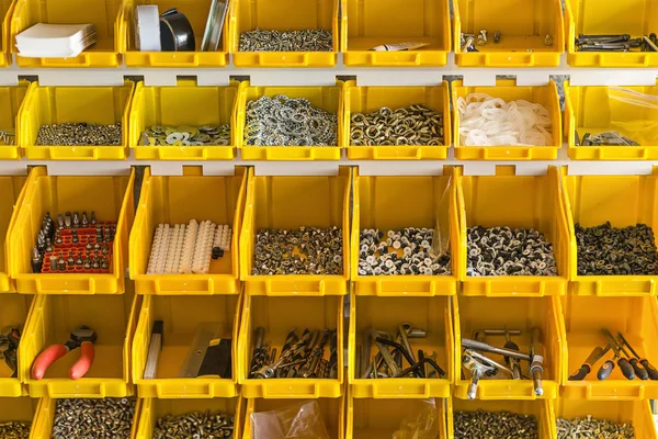 Пластиковые желтые коробки с инструментами на стене — стоковое фото