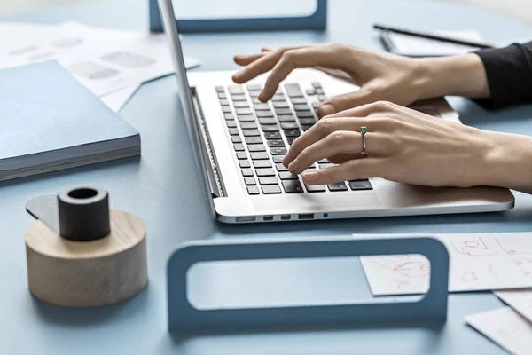 Fille à l'aide d'un ordinateur portable au bureau — Photo