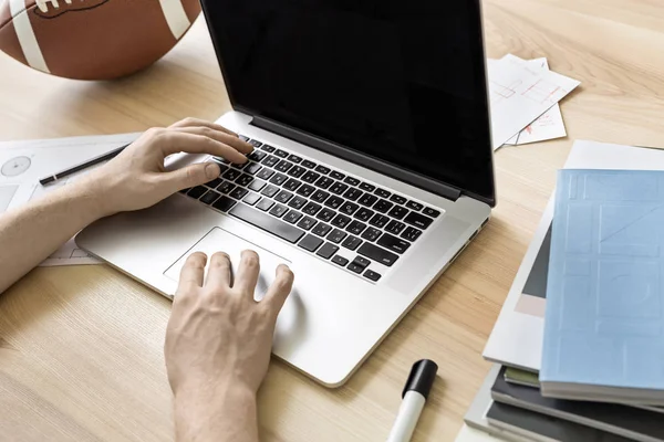 Homme utilisant un ordinateur portable dans le bureau — Photo