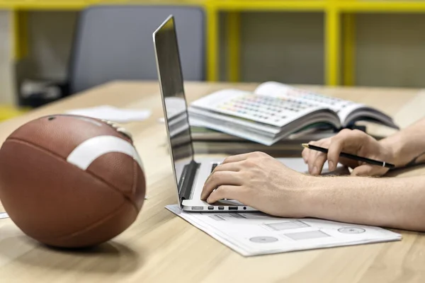 Homme utilisant un ordinateur portable dans le bureau — Photo