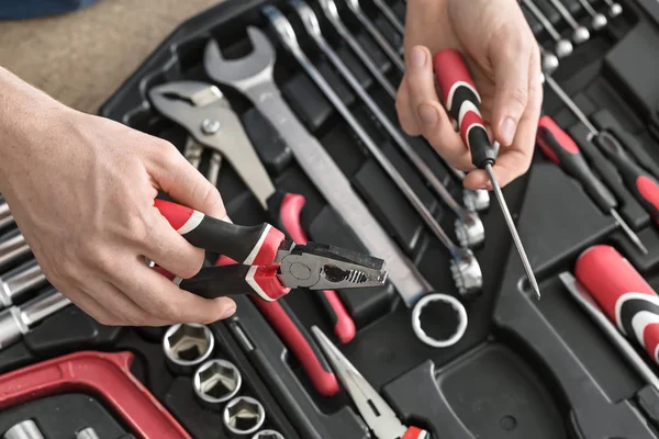 Otwarty zestaw narzędzi i męskie ręce — Zdjęcie stockowe
