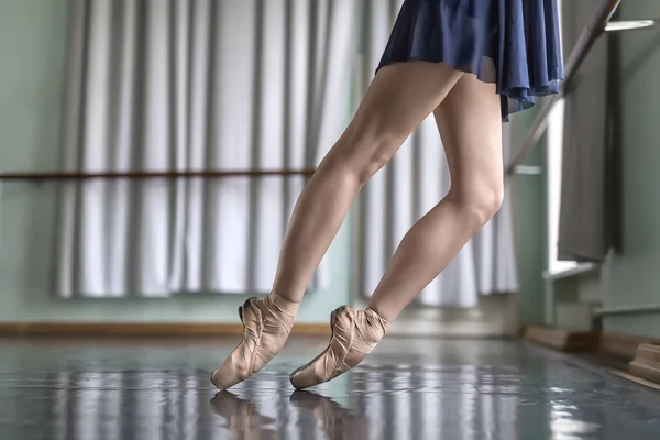 Bailarina en sala de ballet — Foto de Stock
