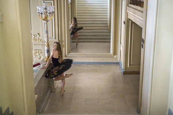 Baletka pózuje v interiéru — Stock fotografie