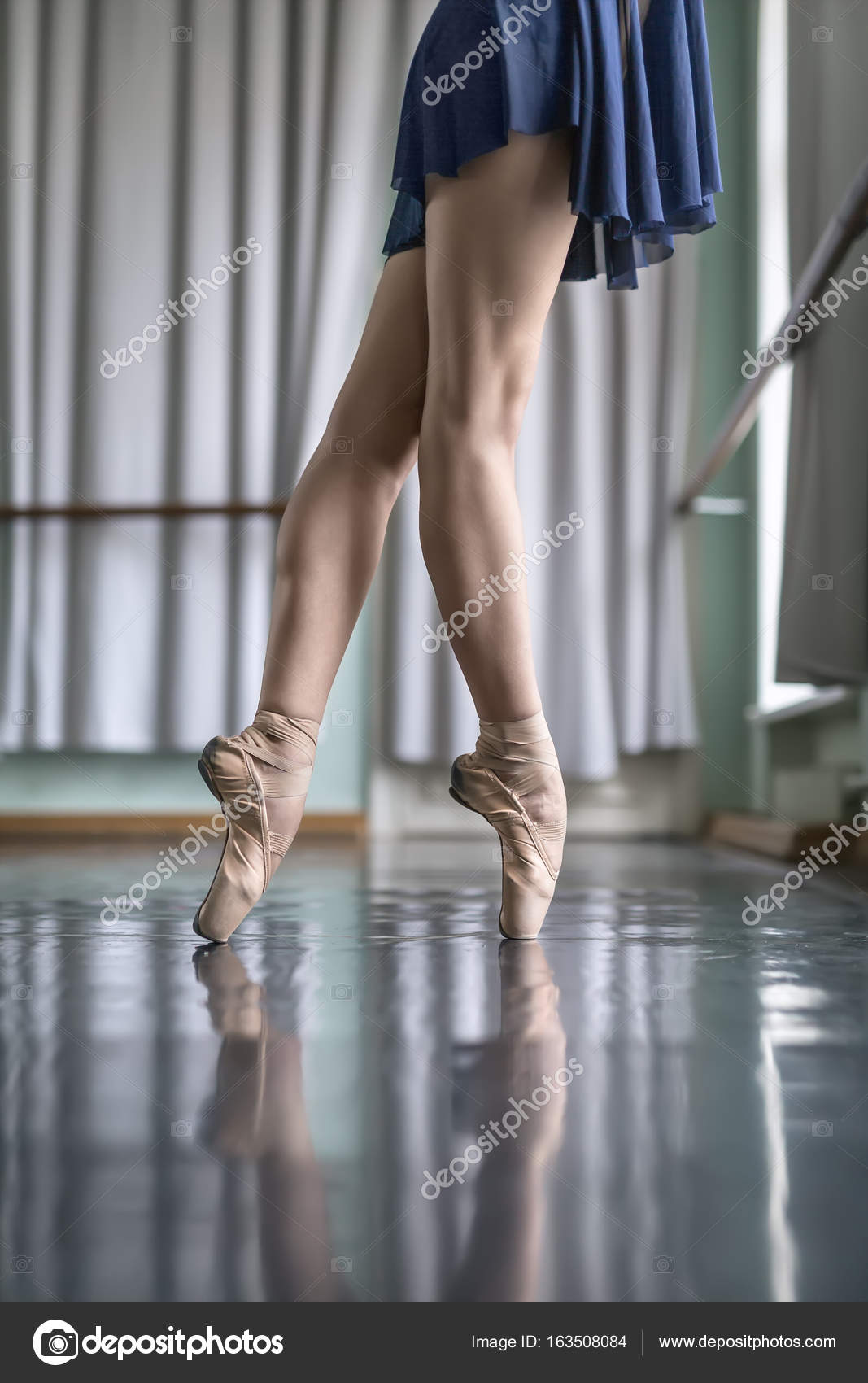 ноги танцора. пол под ногами танцоров 6. ноги танцоров в туфлях клипарт фото. танец ногами. танцы на паркете.