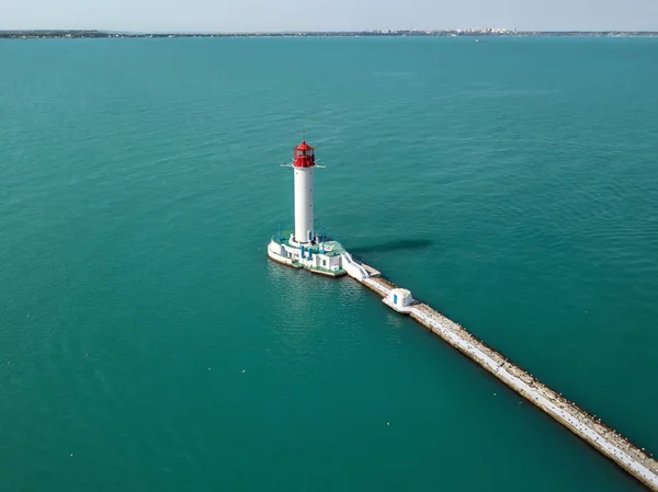 海の堤防の上の灯台 — ストック写真