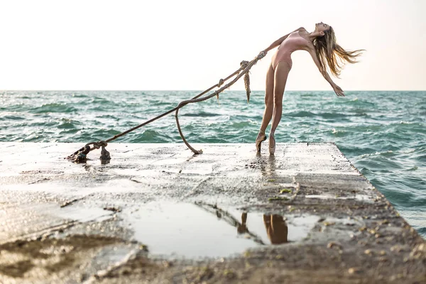 Ballerina poserar vid havet — Stockfoto