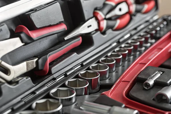 Caixa de ferramentas com instrumentos preto-vermelho — Fotografia de Stock