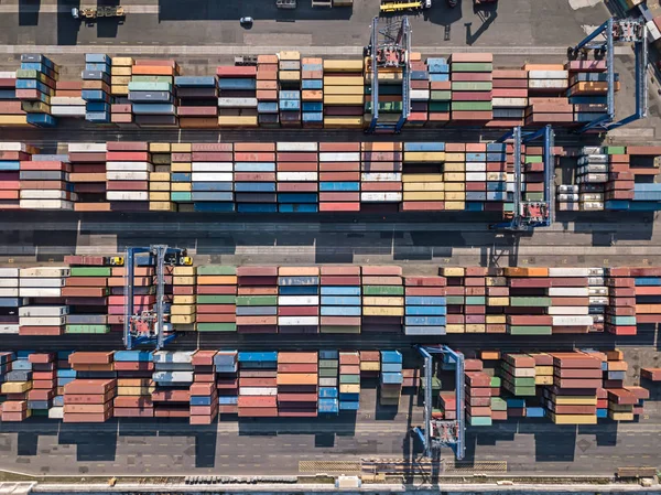 Magazijn met veel containers — Stockfoto