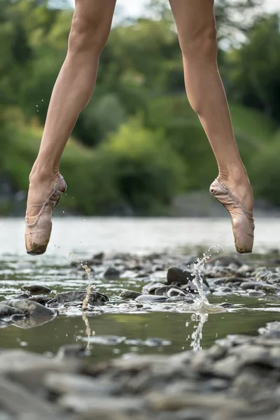 Ballerina che salta nel fiume — Foto Stock