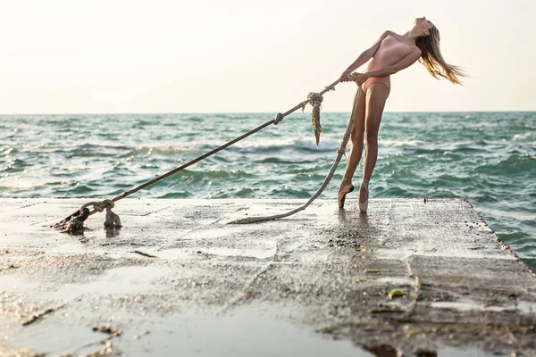 海辺でポーズのバレリーナ — ストック写真