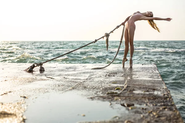 Bailarina posando en primera línea de mar —  Fotos de Stock