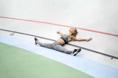 Sportif kız açık havada poz