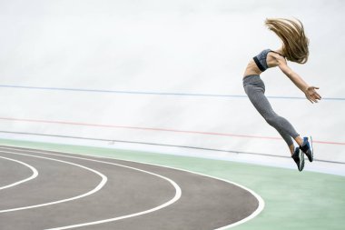 Sportif kız açık havada atlama