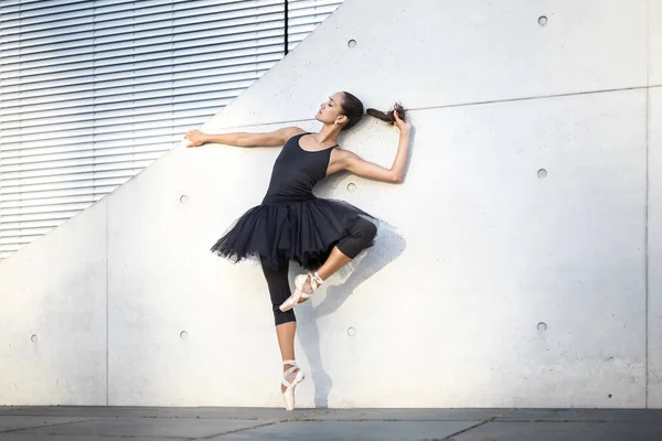 Attraktive Ballerina posiert im Freien — Stockfoto