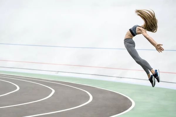 Спортивная девушка, прыгающая на улице — стоковое фото