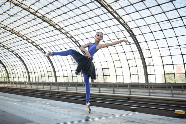 Привлекательная балерина позирует на открытом воздухе — стоковое фото