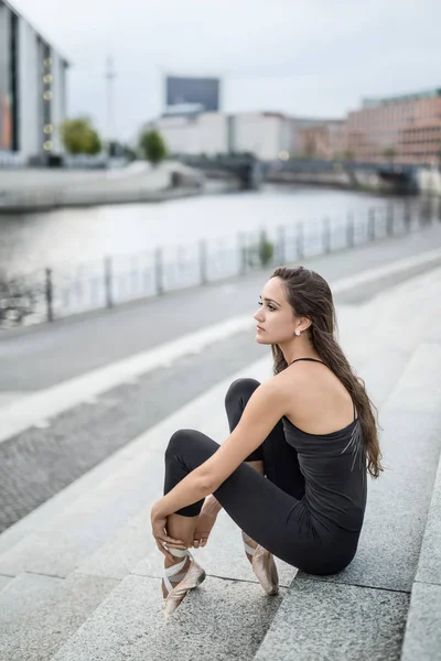 Attraktiva ballerina poserar utomhus — Stockfoto