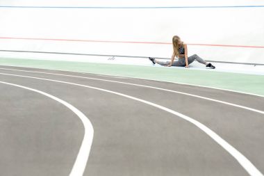 Sportif kız açık havada poz