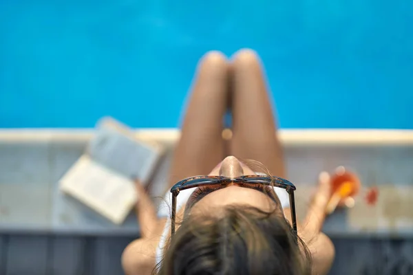 Modelo perto de piscina ao ar livre — Fotografia de Stock