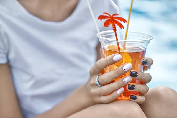 Model met oranje cocktail — Stockfoto