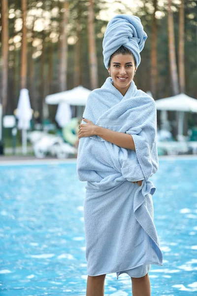 Modello vicino piscina all'aperto — Foto Stock