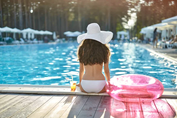 Modelo perto de piscina ao ar livre — Fotografia de Stock